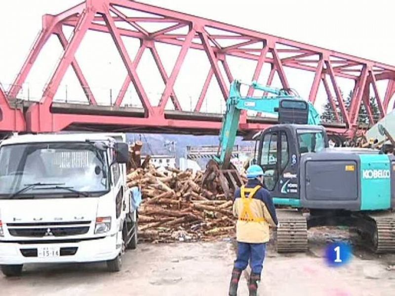 Ya han comenzado las labores de limpieza de los escombros en las zonas devastadas por el terremoto en el noreste de Japón. El combustible escasea y muchas personas no pueden icinerar a sus fallecidos.