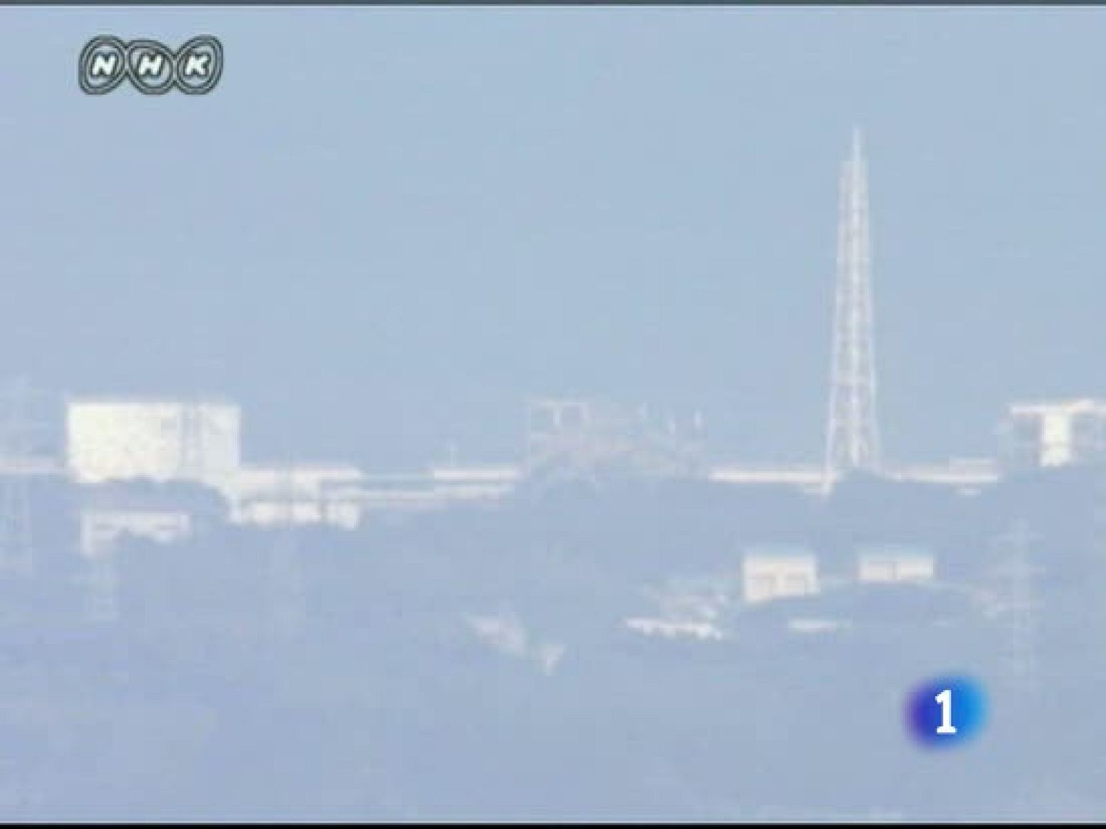 La situación en la central nuclear japonesa de Fukushima es imprevisible, según ha asegurado el primer ministro de Japón. La vasija de reactor tres se ha roto y ha dejado al descubierto el material radioactivo