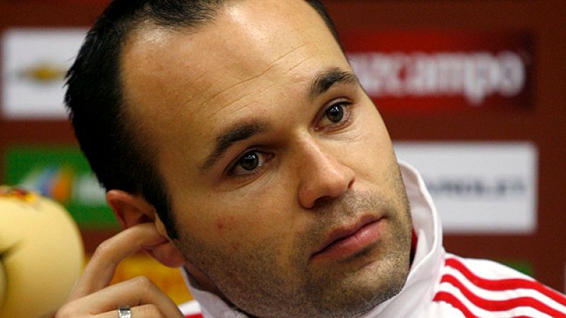 La selección española de fúbol ha puesto rumbo a Kaunas para disputar su partido de clasificación para la Eurocopa frente a Lituania. Un choque que está en el aire por el deplorable estado del terreno de juego. Iniesta asegura que le recuerda a "los 