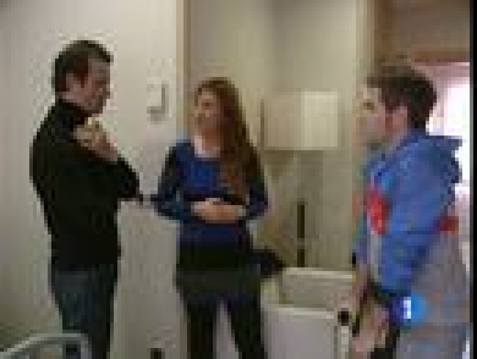 El piloto Alvaro Bautista, recien operado de fractura en el fémur, ha abandonado el hospital y ha repasado con TVE su caída en Doha.