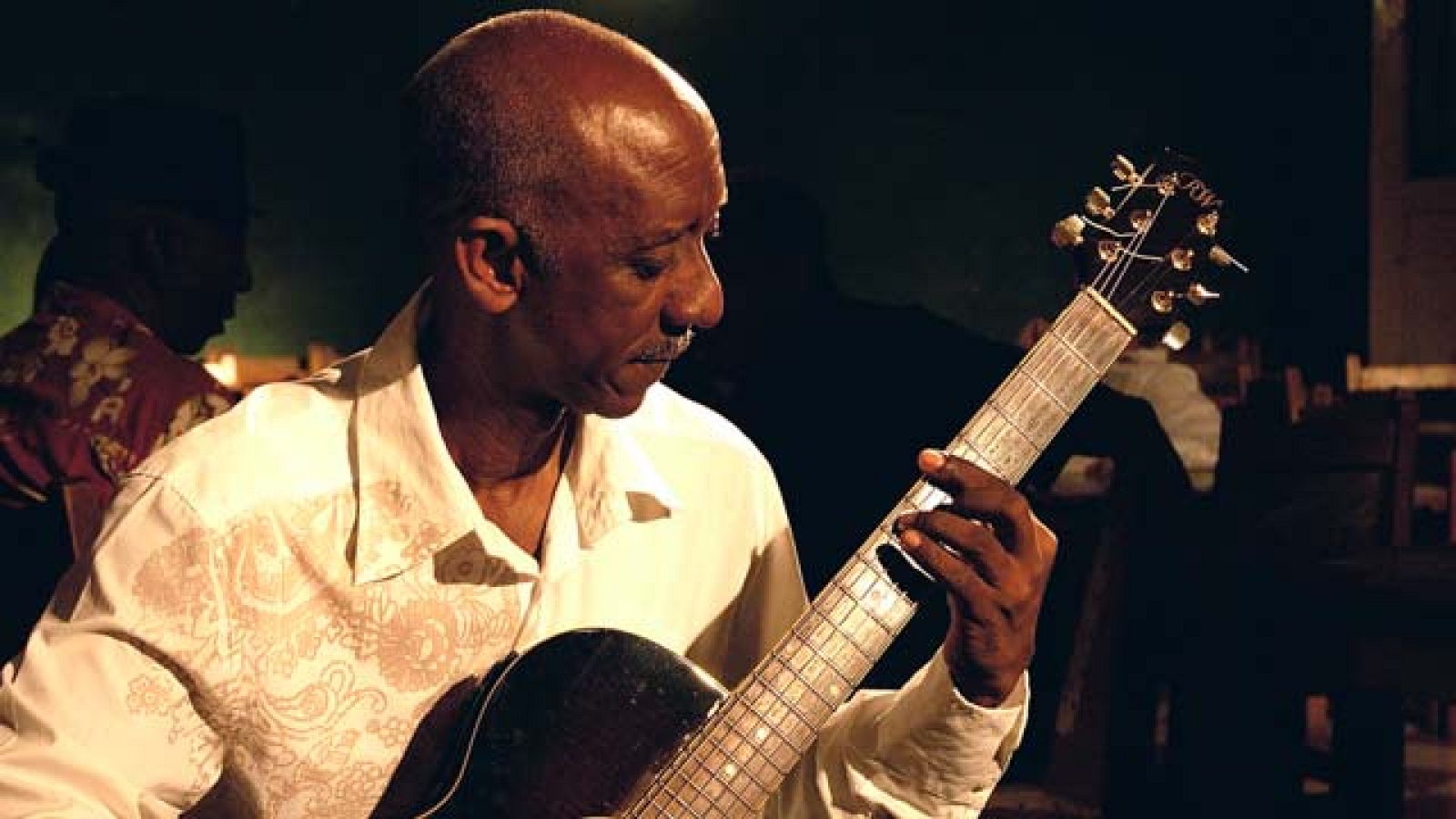  Todo el mundo es música - Cuba: "Luchando por la vida" -  El son del Oriente y las historias de los músicos de diferentes generaciones que lo interpretan en Santiago de Cuba, muestran un retrato de la vida en Cuba. - Ver ahora