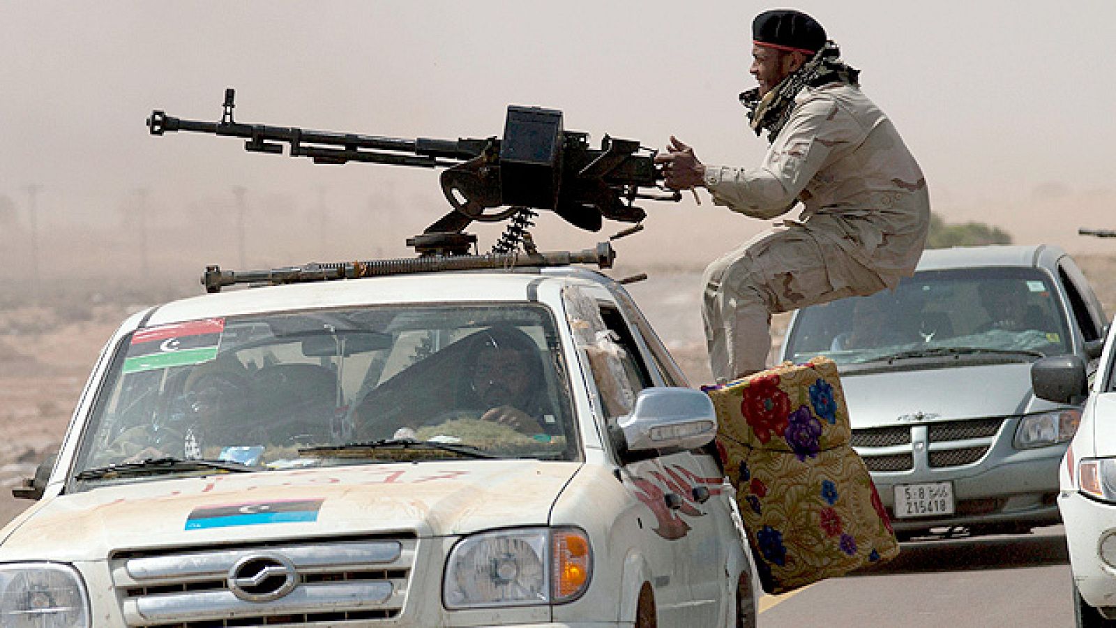 Los rebeldes abandonan el terreno ganado por la contraofensiva de Gadafi