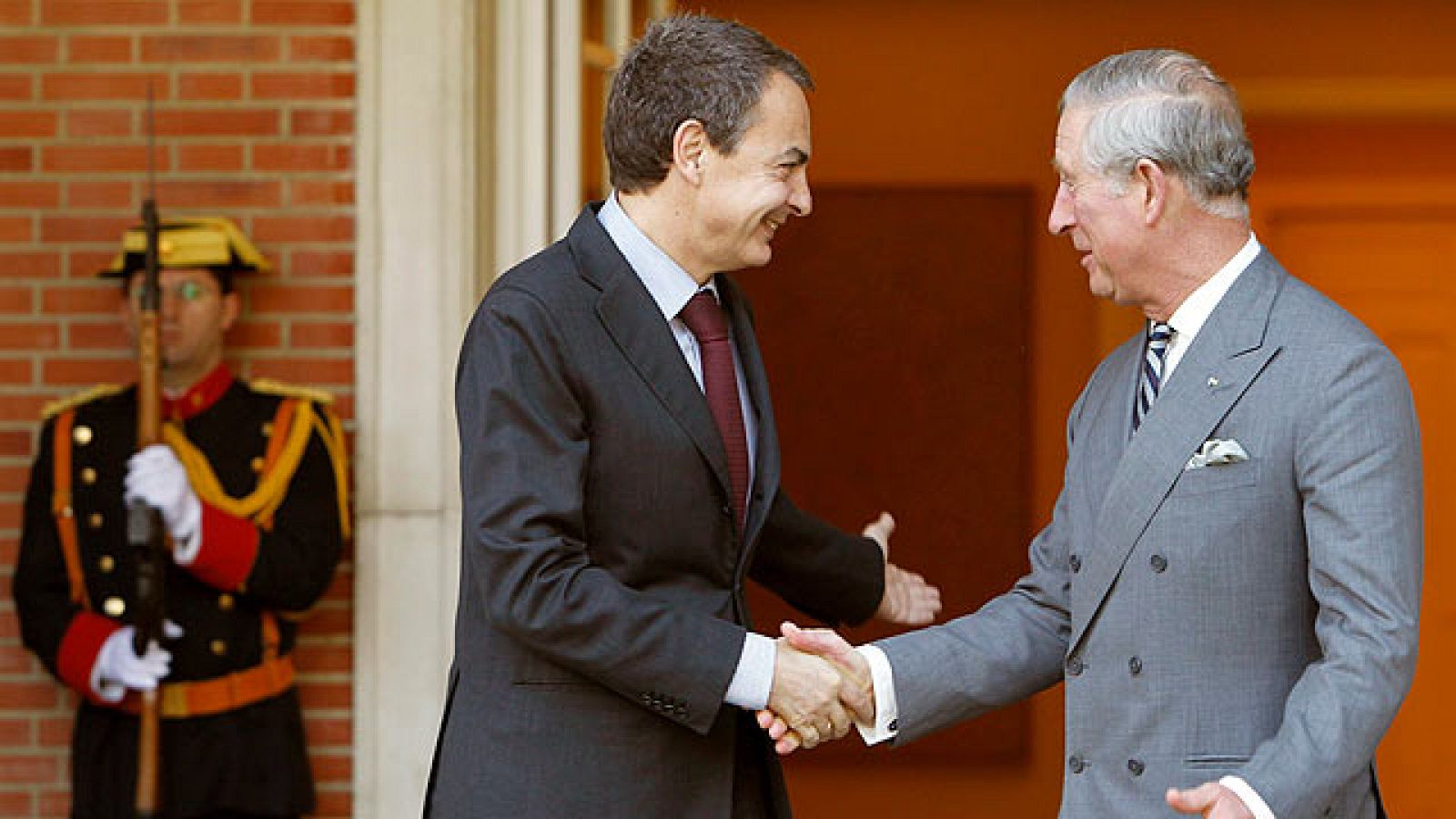 Zapatero se reúne con el príncipe Carlos de Inglaterra en el Palacio de La Moncloa