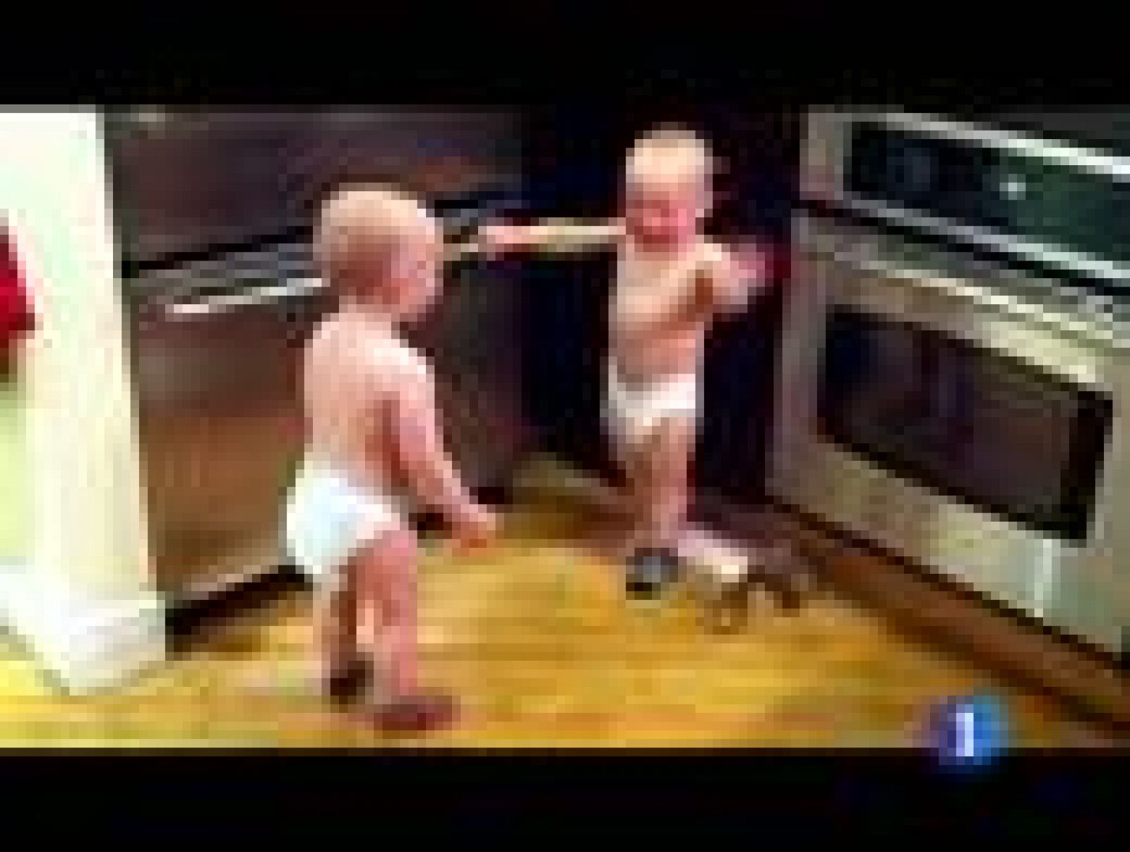 Dos niños se entienden en el 'lenguaje bebe' | Ver