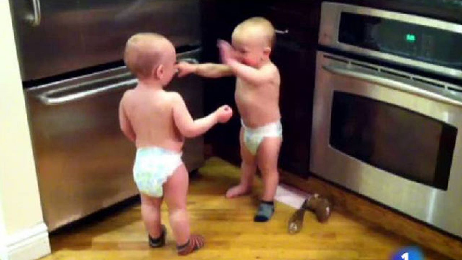 Dos niños se entienden en el 'lenguaje bebe'