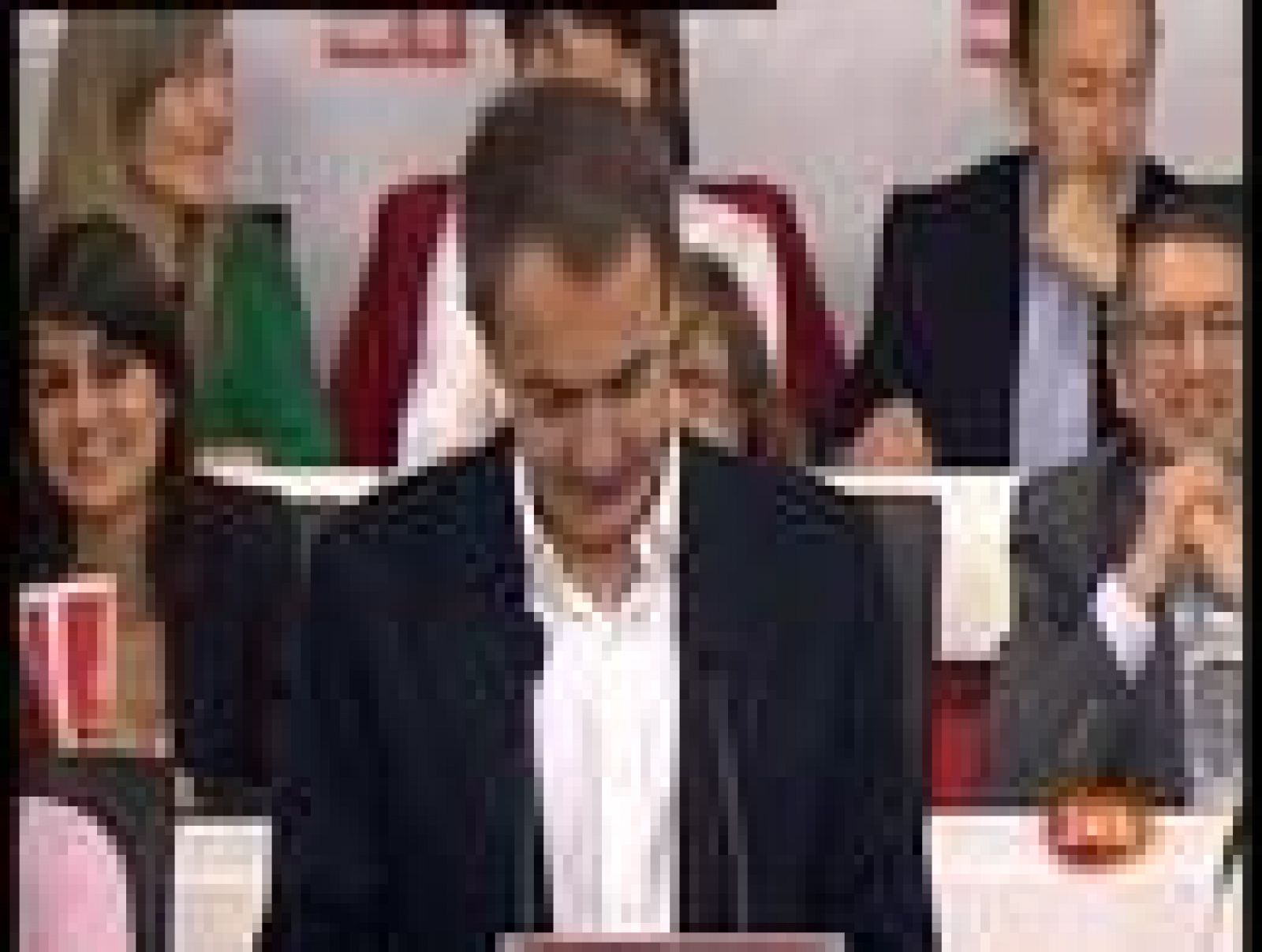  En medio de una gran expectación y ante la plana mayor del Comité Federal del PSOE, el presidente del Gobierno, José Luis Rodríguez Zapatero, ha anunciado que no será candidato en las próximas elecciones generales, desvelando así la incógnita sobre su futuro político tras meses de rumores y presiones.

"No voy a ser candidato en las próximas elecciones generales, gracias por vuestro respeto y vuestro afecto", ha dicho el Jefe del Ejecutivo este sábado ante los mimebros del Comité Federal de su partido, asegurando que es "una decisión firme" y "una convicción".

Zapatero ha señalado que cuando fue elegido tenía ya la intención de estar solo ocho años al frente del Gobierno. Con el paso de los años, ha argumentado, "esa decisión no ha hecho más que afianzarse".