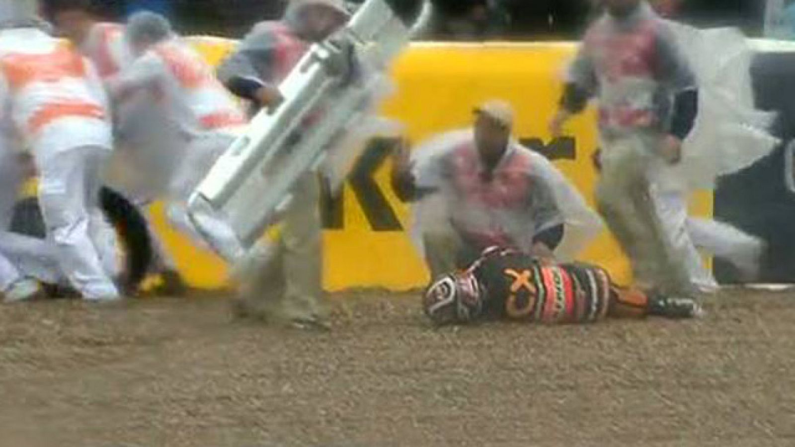 Marc Márquez no pudo acabar la carrera de Moto2 tras ser embestido por Cluel.