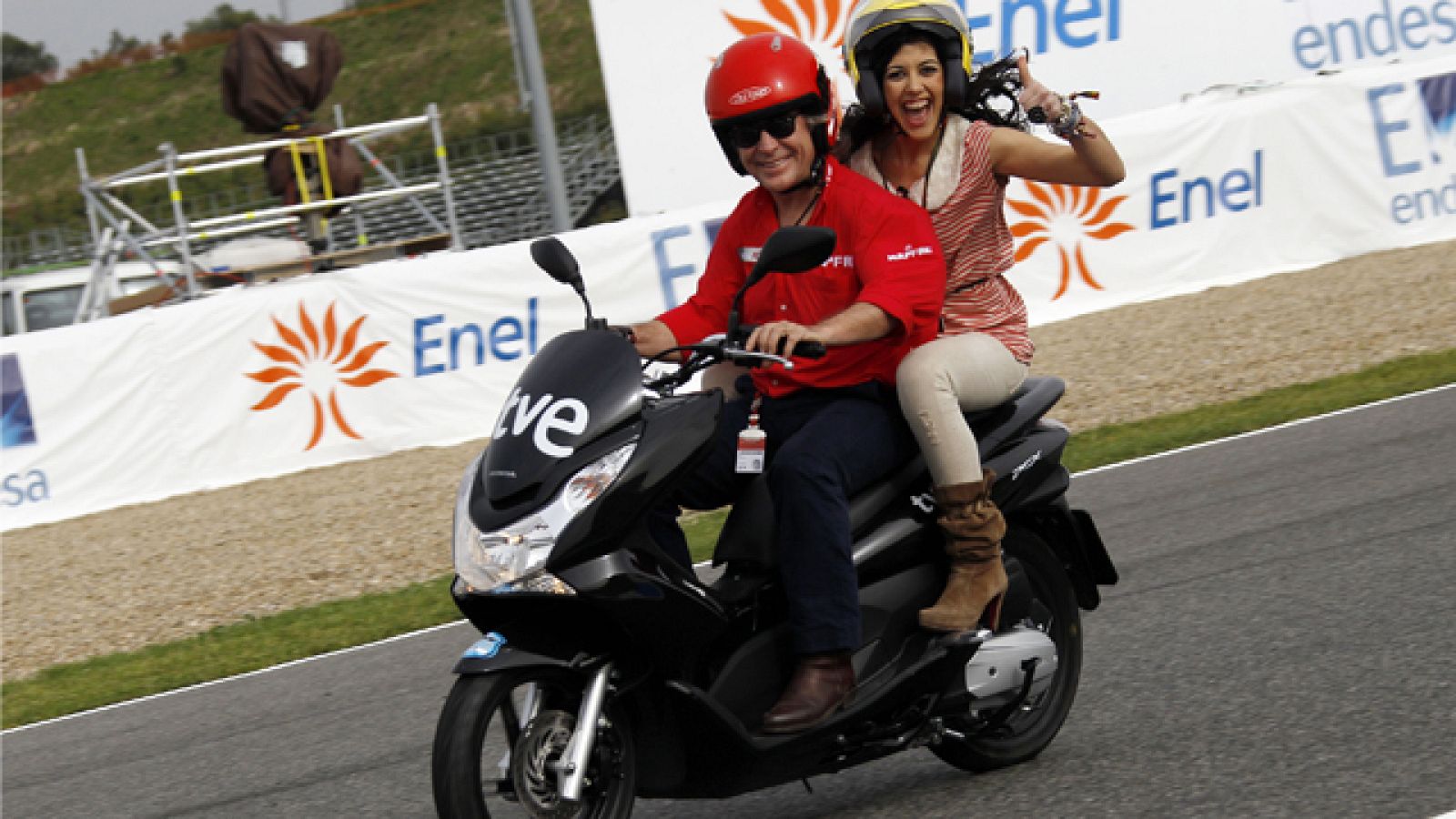 Lucía Pérez, una aficionada más en Jerez | Ver