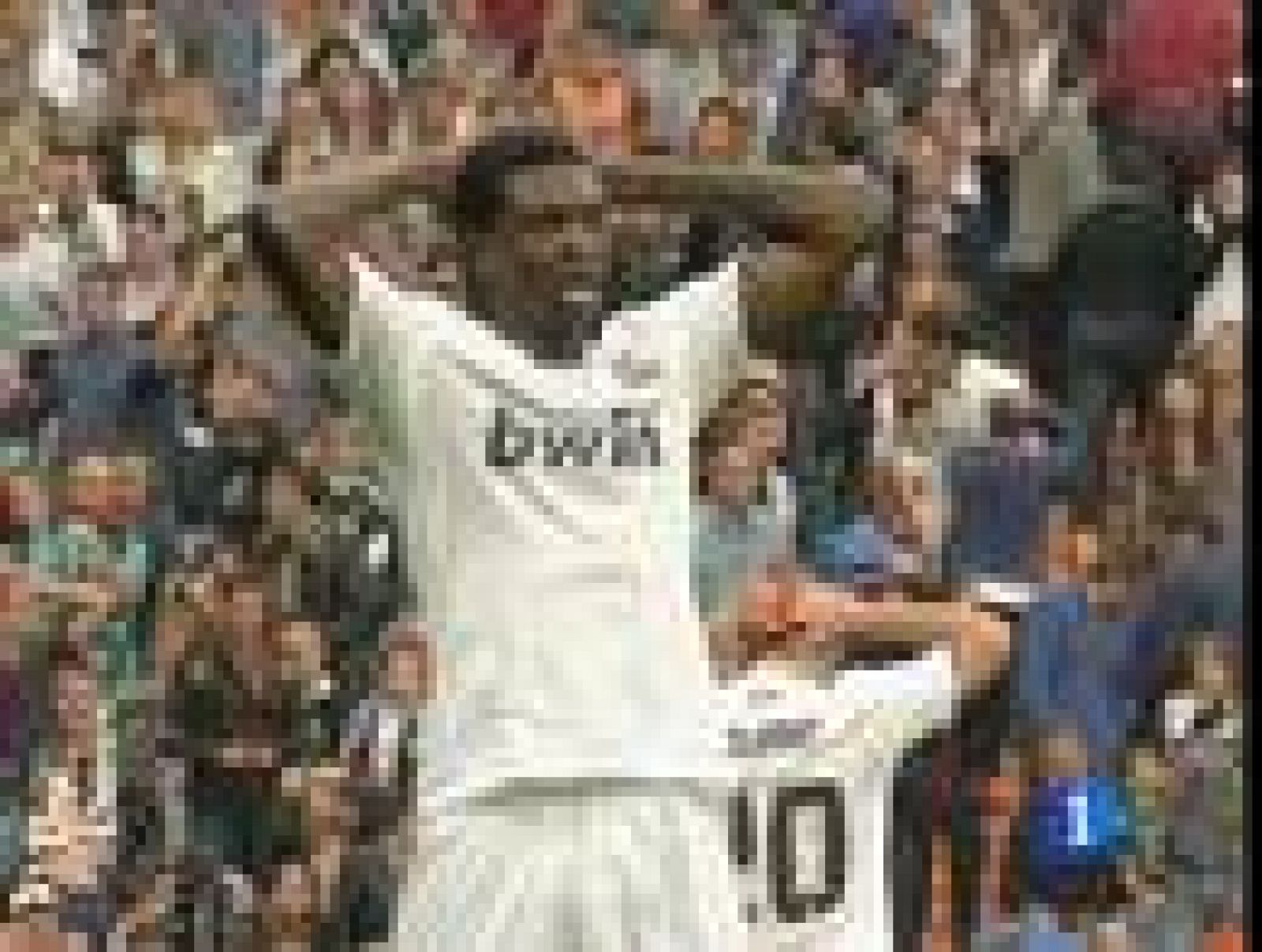 El Sporting de Gijón ha roto la racha de imbatibilidad del técnico blanco, Jose Mourinho, como local al lograr la victoria en el Bernabéu (0-1). Tras esta derrota, el Real Madrid se distancia a 8 puntos del FC Barcelona. 