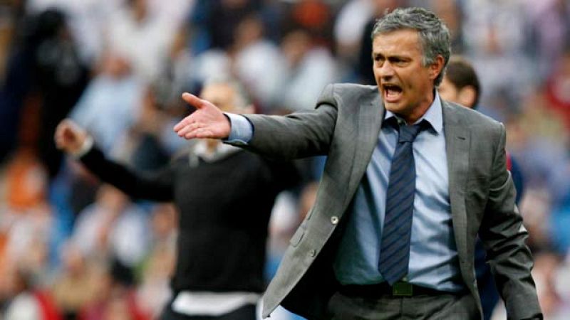 El Sporting de Gijón ha roto la racha de imbatibilidad del técnico blanco, Jose Mourinho, como local al lograr la victoria en el Bernabéu (0-1). Tras esta derrota, el Real Madrid se distancia a 8 puntos del FC Barcelona. 