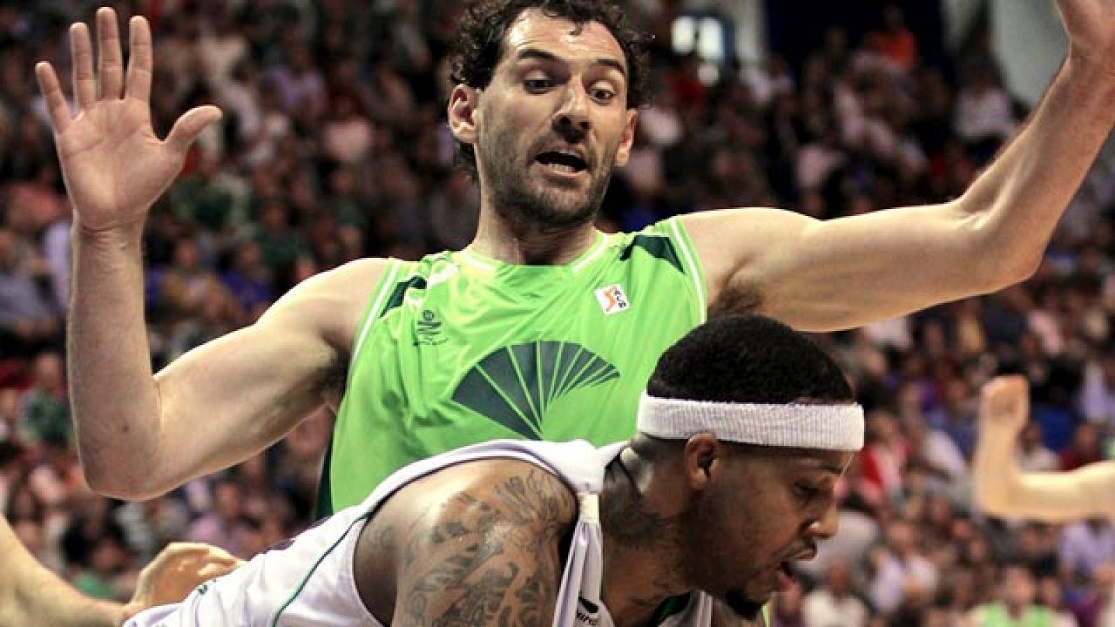 El Unicaja logró su quinta victoria consecutiva en la ACB al asestar un duro correctivo al DKV Joventut en el Martín Carpena (111-55), lo que permite al equipo malagueño seguir en la lucha por el título.