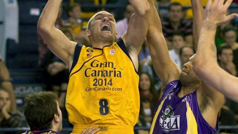 En el Centro Insular de Deportes, el Gran Canaria 2014 se impuso a un rival directo (85-73) en la lucha por meterse en 'play-offs', el Blancos de Rueda Valladolid, y se ha colocado a una sola victoria de los vallisoletanos.