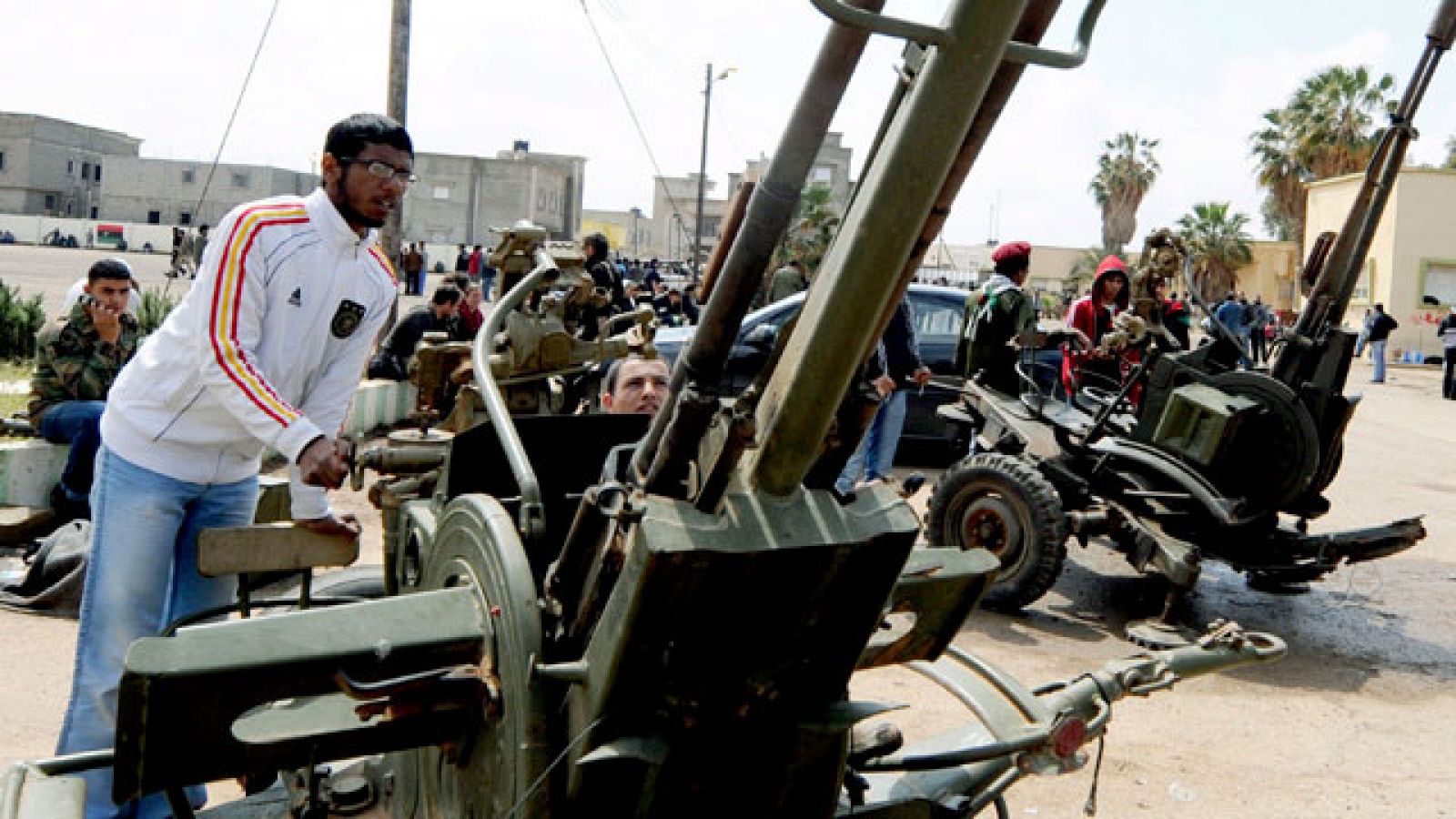 Continúan los combates en Libia. En las últimas horas, los opositores al régimen habrían recuperado algunas posiciones en el estratégico enclave de Brega. Mientras, las fuerzas de Gadafi intentar abrir nuevos frentes,como los de Yafrán y Kotla, al suroeste de Trípoli- ante el estancamiento de la situación en Brega y Misrata. Un enviado de Gadafi se encuentra en Atenas para entrevistarse con el Primer Ministro griego para una posible salida al conflicto. Esta semana, un tercer avión de cooperación española llevará medicinas y alimentos infantiles para la población libia.