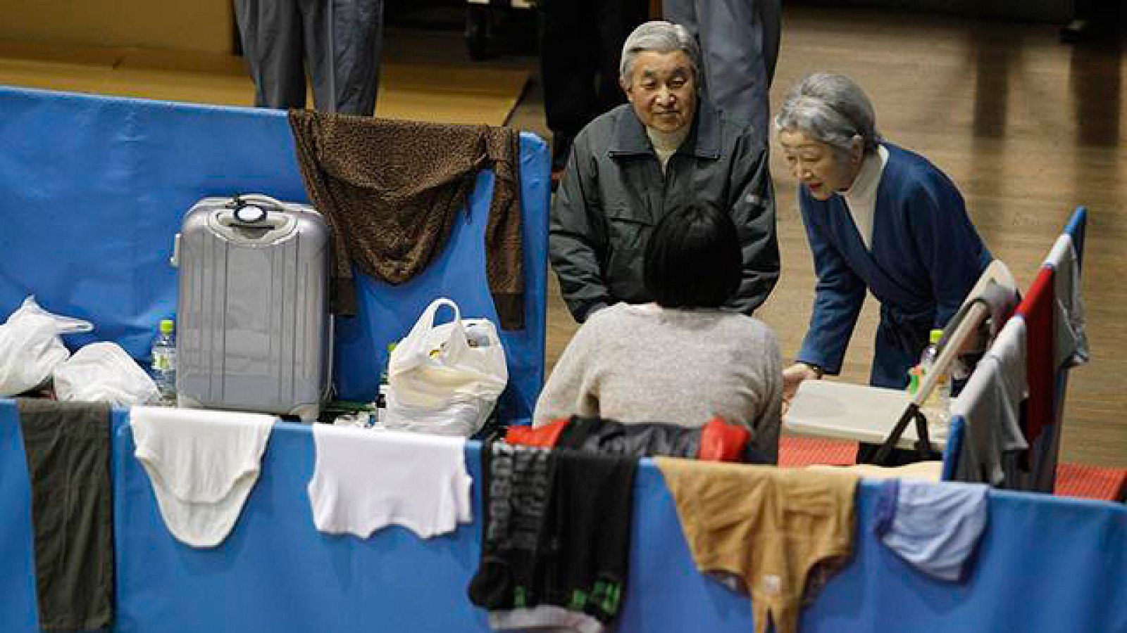 On Off: El emperador de Japón visita a los refugiados