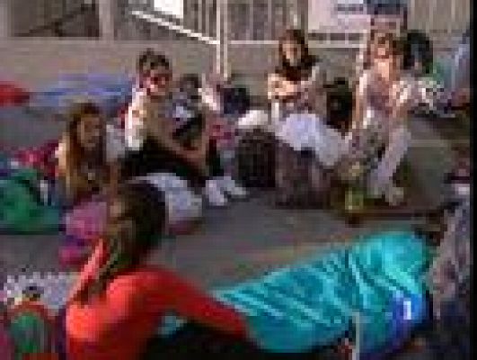 Cientos de adolescentes acampan en Madrid para ver a Justin Bieber