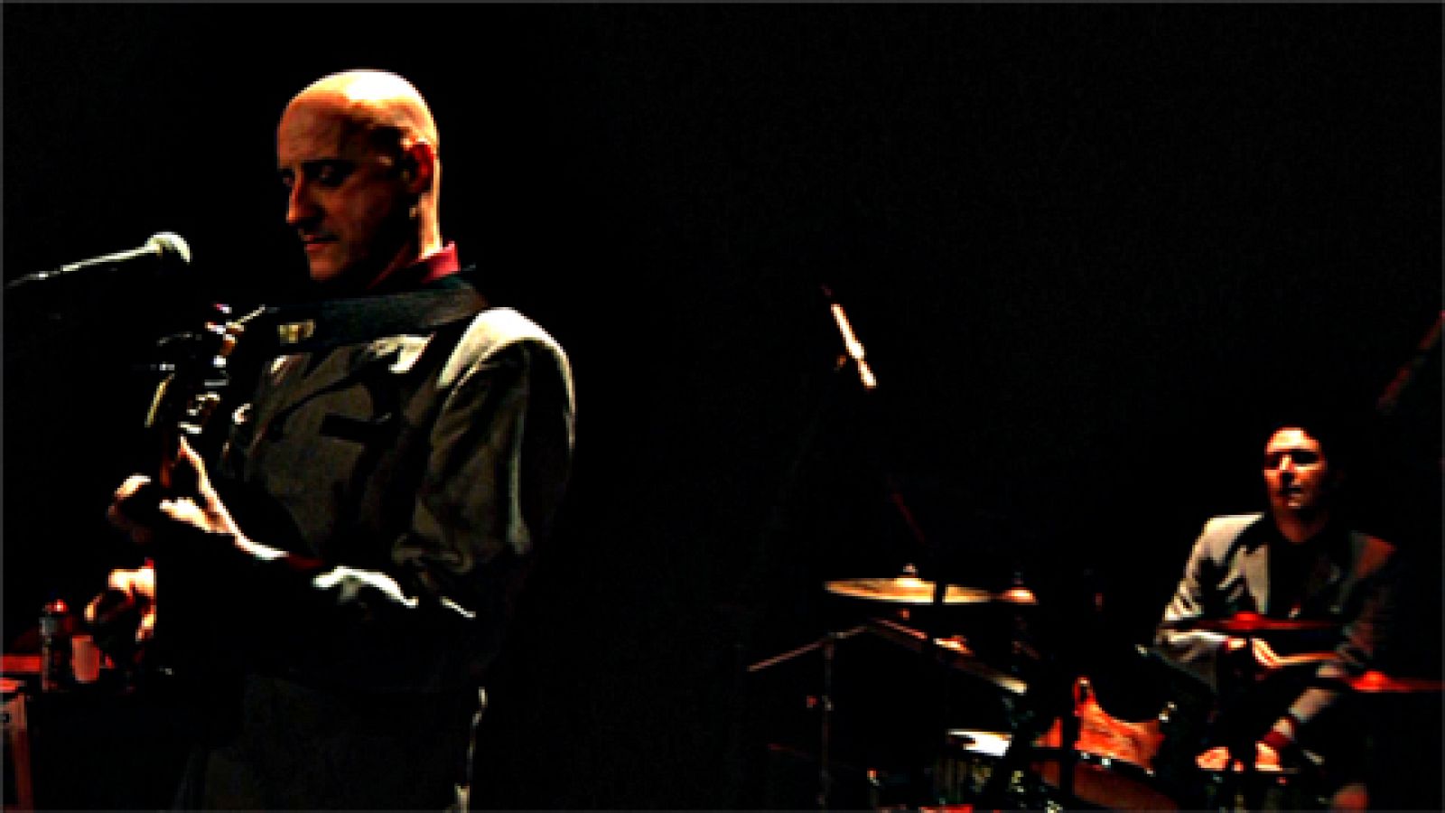 Así suenan Jorge Ilegal y Los Magníficos en Carne Cruda - La radio que se ve | Ver