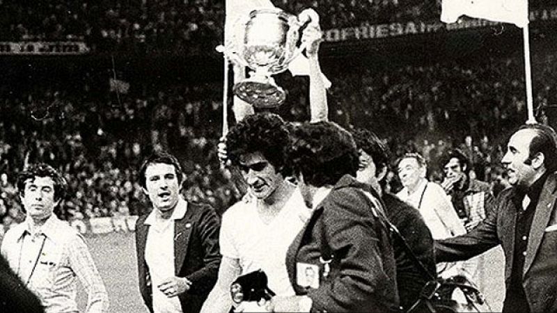 La final del año 1974 se jugó el 29 de junio, en el mismo período en el que las selecciones nacionales preparaban el Mundial del 74. Esto hizo que ni Madrid ni Barça pudieran alinear a sus internacionales extranjeros en la final. El partido fue, segu