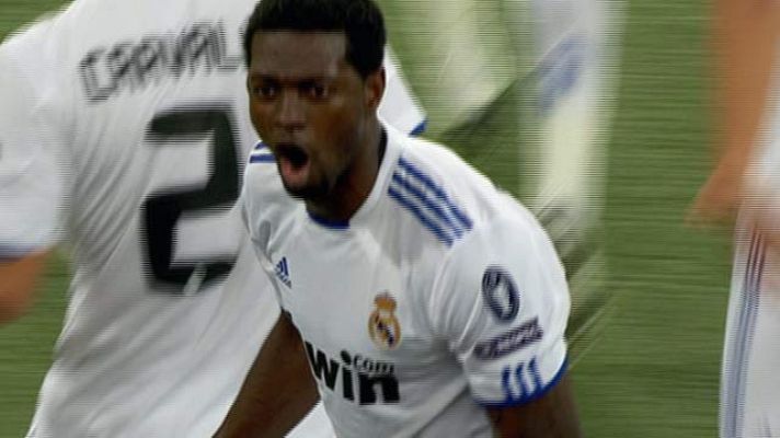 Champions League - Adebayor adelanta al Real Madrid (1-0)