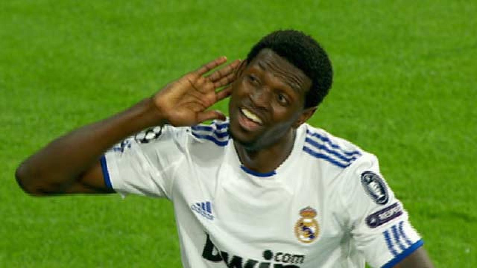 El delantero togolés Adebayor ha marcado también el segundo tanto del Real Madrid ante el Tottenham.