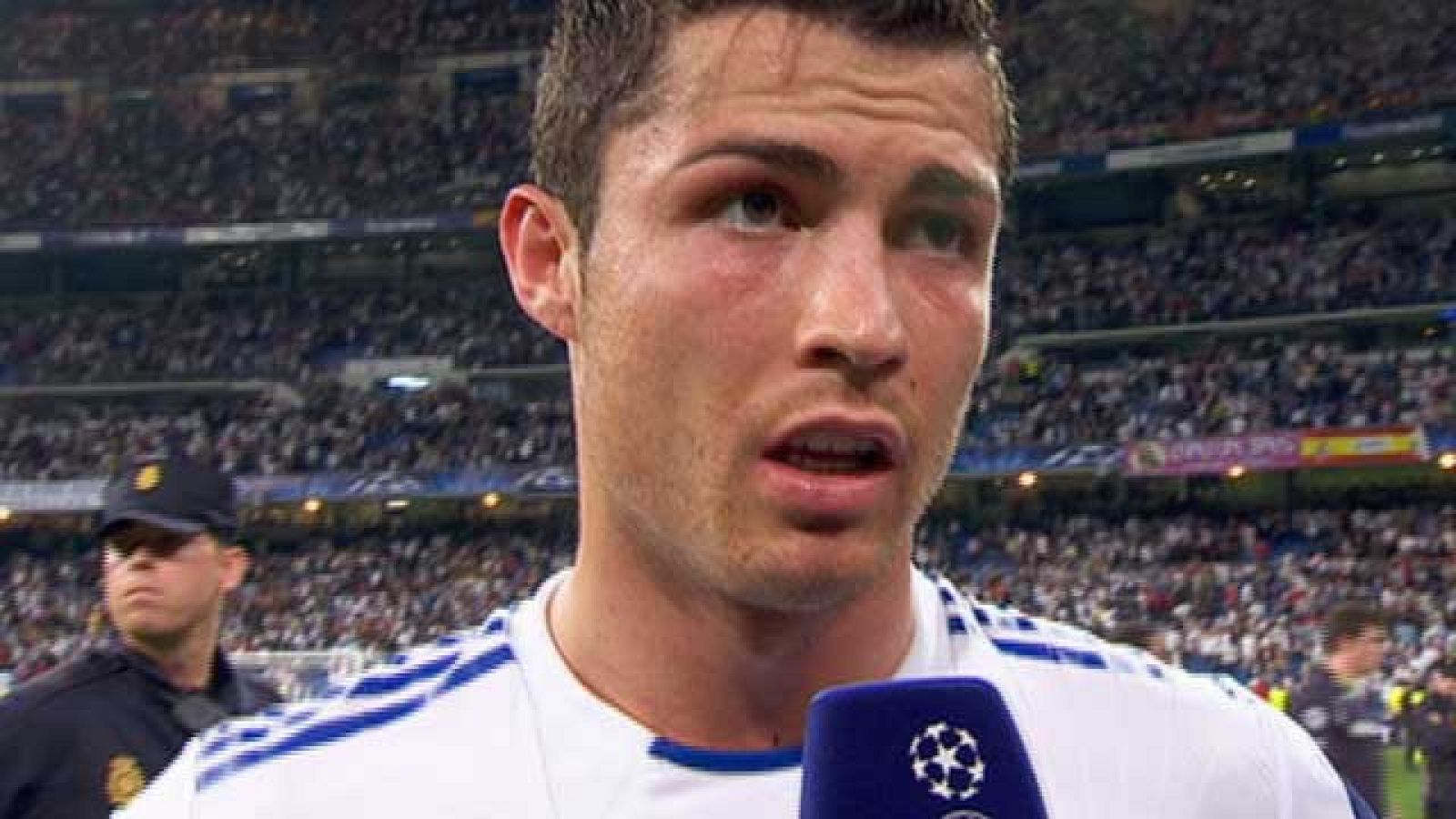 El jugador del Real Madrid Cristiano Ronaldo, autor del cuarto gol  ante el Tottenham, se ha mostrado "contento" con el  resultado, con el que piensa que "será difícil" que el equipo no  acabe pasando de ronda.