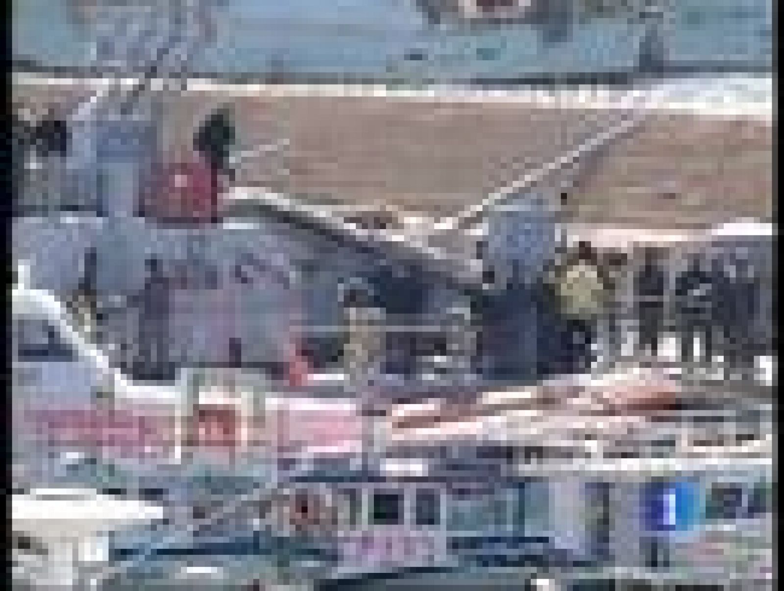 En Lampedusa, Italia, la guardia costera busca a decenas de desaparecidos en el naufragio