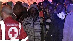En Lampedusa, Italia, la guardia costera busca a decenas de desaparecidos en un naufragio