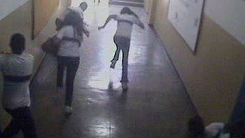  Brasil sigue de luto por a muerte de 12  niños en un tiroteo en una escuela de Río de Janeiro.  Las cámaras de seguridad del centro recogieron a algunos alumnos huyendo desesperados y manchados de sangre. 