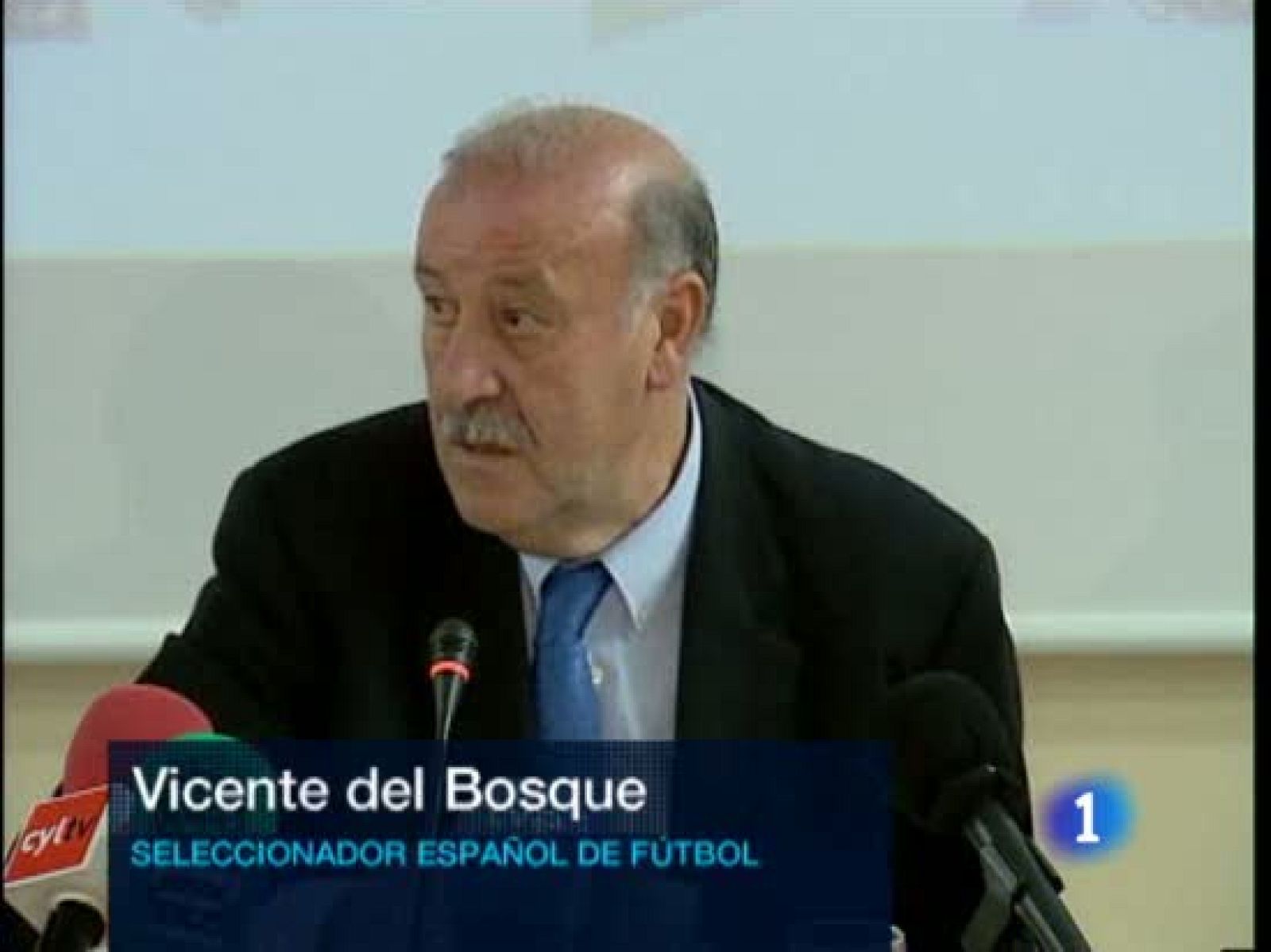  El Seleccionador Vicente Del Bosque ha comentado que  "me duele que se vaya Hierro porque es mi amigo". Asimismo ha afirmado que la decisión de Hierro "es una sorpresa" para él y que " ha hecho una excelente labor" como director deportivo en la RFEF.