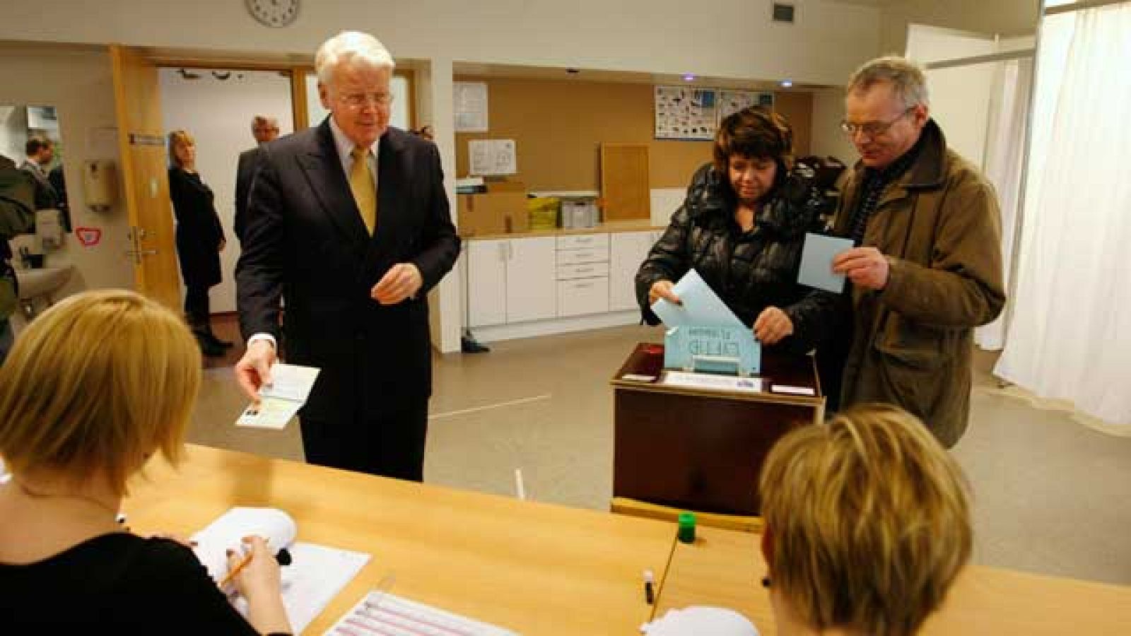  Los islandeses rechazan por segunda vez una ley, que tiene como objetivo pagar indemnizaciones a 300 mil ahorradores británicos y holandeses, clientes del banco Icesave, que quebró en octubre de 2008.