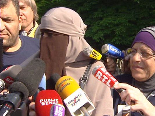 Telediario 1 - Las mujeres musulmanas no podrán llevar el velo integral en Francia
