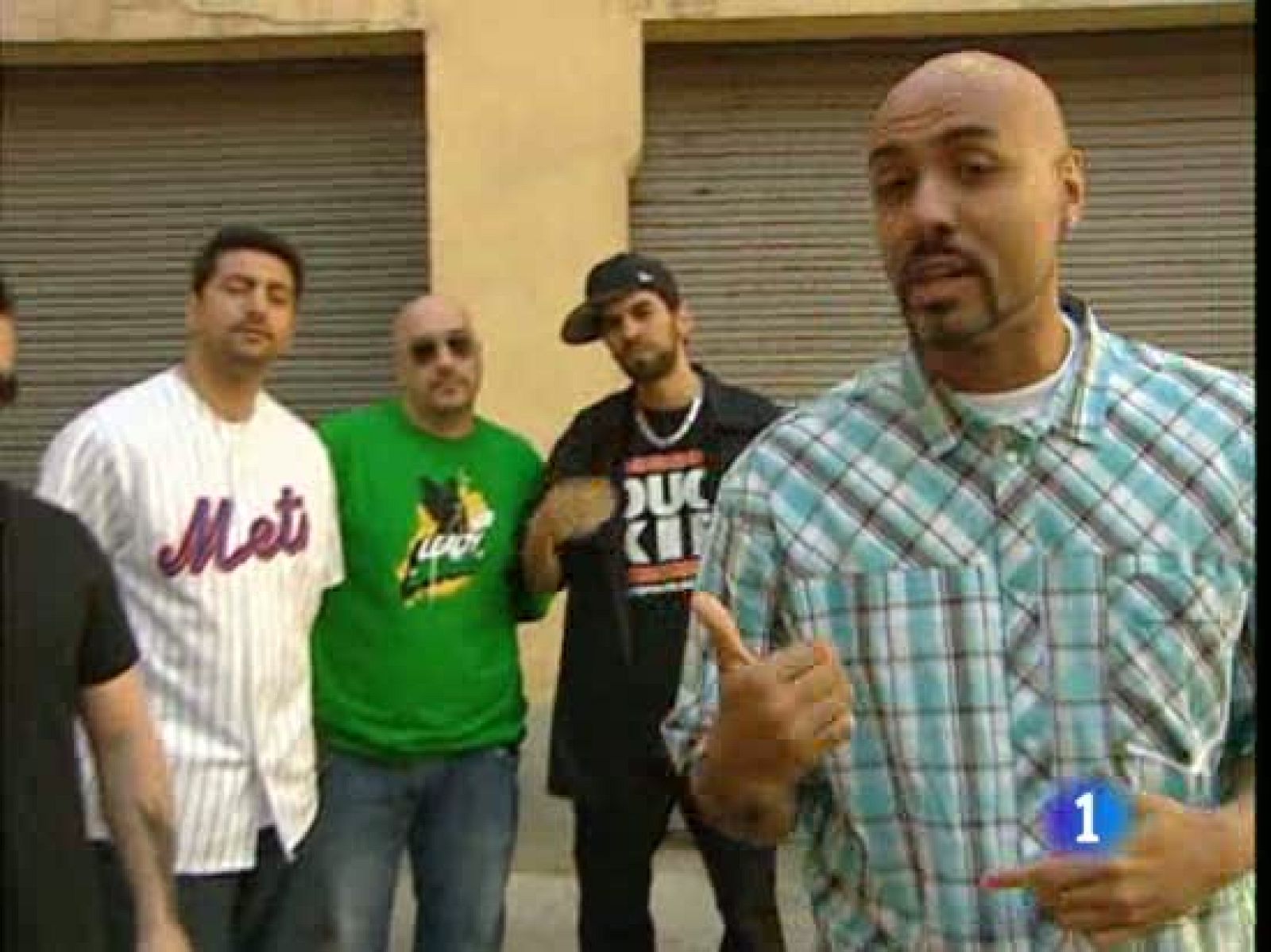  Una campaña contra el racismo ha unido, por primera vez, a los 14 mejores raperos españoles. Han hecho una canción y un video que se distribuirá en centros escolares y se difundirá por internet para condenar y combatir el racismo y la xenofobia.Los raperos normalmente hablan de si mismos en sus rimas. Pero en esta canción,  se ponen en la piel de los otros, de las victimas del racismo.Una campaña dirigida sobre todos a los adolescentes y a los jovenes, aprovechando la influencia que tienen sobre ellos los raperos.El video de la campaña llegará a mil centros educativos, y  se difundirá también en las paginas de los artistas y las redes sociales. Calculan que pueden verlo unos dos millones de jovenes, y  confian en el poder de la palabra.