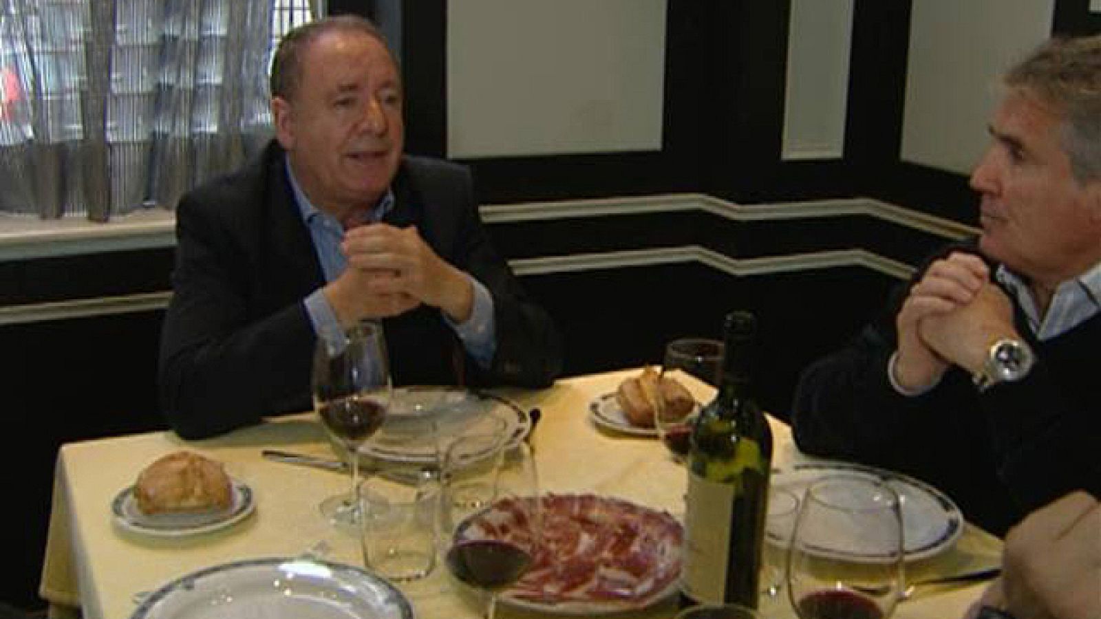 Tres de los integrantes de la gloriosa final de 1974 que el Real Madrid ganó por 4-0 al FC Barcelona se sientan a comer con Paco Grande. Santillana y Rubiñan marcaron los dos primeros goles y el portero Miguel Ángel se ocupó de mantener la puerta a c