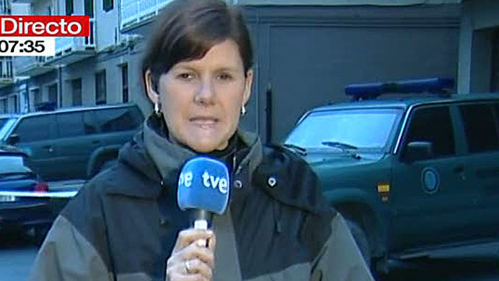 La Guardia Civil ha detenido esta madrugada a dos supuestos miembros de ETA en Legorreta (Guipúzcoa), a los que acusa de custodiar y suministrar explosivos a los comandos, han informado fuentes de la lucha antiterrorista. Los detenidos son dos hermanos, Aitor e Igor Esnaola Dorronsoro, y según fuentes de la investigación son miembros legales (no fichados por la policía) de la organización terrorista que llevaban varios meses sin actuar, informa TVE.