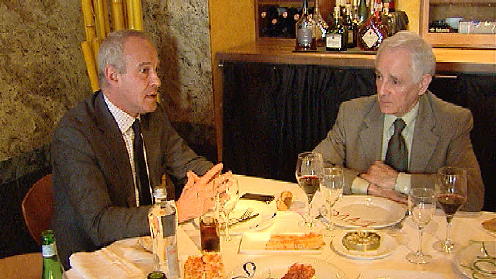 Dos exjugadores del FC Barcelona como Julio Alberto y Toño De la Cruz saben lo que es jugar una final de Copa contra el eterno rival. Ambos se sentaron con Moisés Rodíguez para hablar de la final copera y acabaron brindando con Eusebio Sacristán.