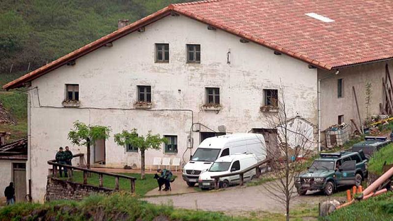 Hallan casi 900 kilos de explosivo en el caserío de los dos hermanos detenidos por su relación con ETA
