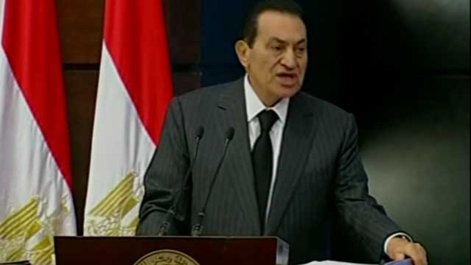 Acusados de corrupción y represión contra los opositores. Mubarak se recupera en el hospital de la crisis cardíaca que sufrió ayer, mientras le interrogaban en el juzgado.  