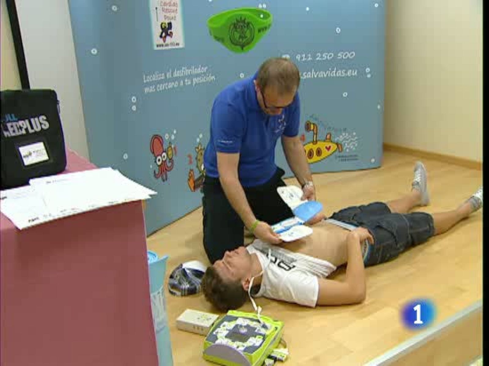 Han empezado a repartir desfibriladores en los clubes de la segunda división B. Se han comprado gracias a los beneficios obtenidos en el partido que la selección española jugó en febrero en el Santiago Bernabeú a beneficio de la Asociación de Futboli