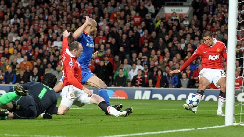 El Manchester United se impuso por 2-1 al Chelsea y anuló cualquier esperanza de remontada del equipo de Torres, quien se quedó sin marcar