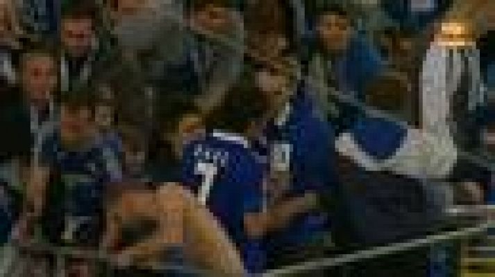 Champions League - Raúl se mezcla con la afición