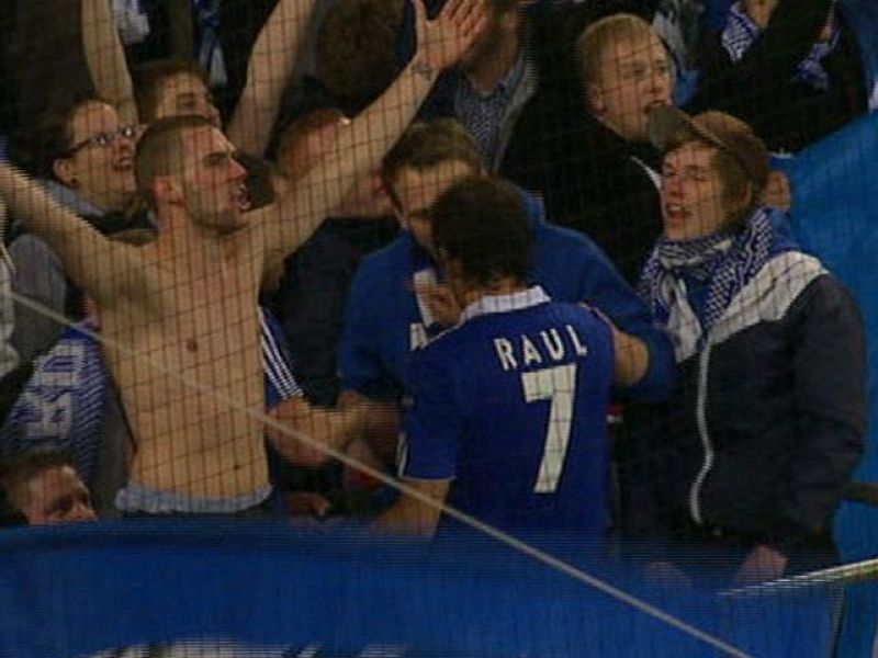 Para celebrar el pase a semifinales de la Champions League, el delantero español del Schalke Raúl González se ha mezclado con la afición de su equipo en las gradas.