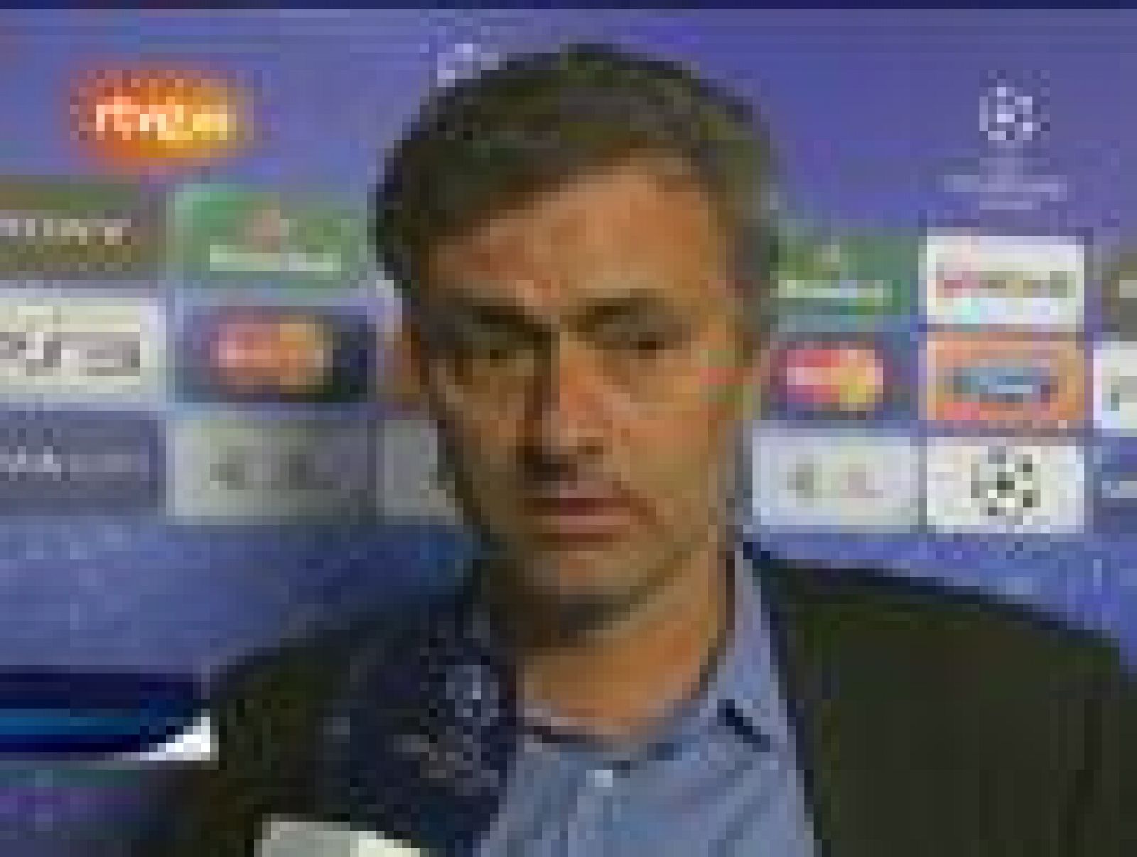 El entrenador del Real Madrid, el portugués José Mourinho, ha calificado al Barcelona, al que se enfrentará cuatro veces en las próximas semanas,  como "un equipo 'chapeau'".