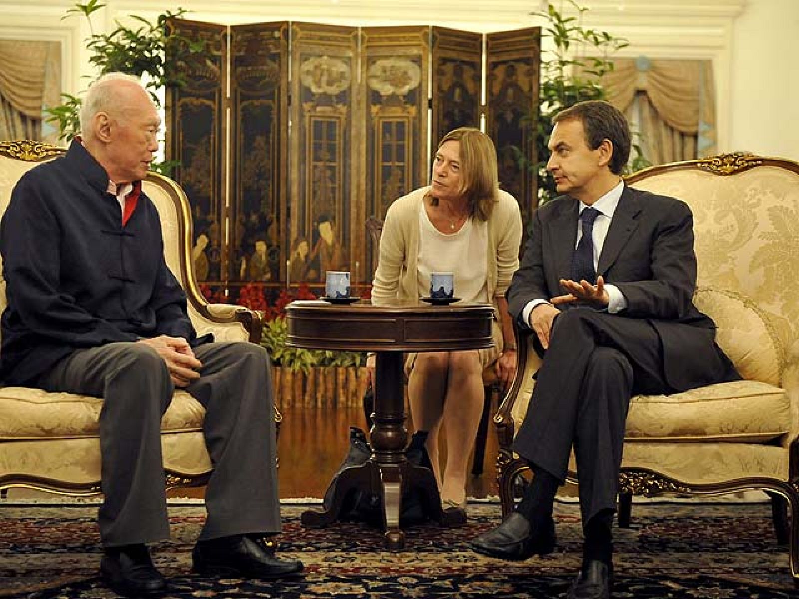 Zapatero tranquiliza a los inversores en Asia: "España es un poderoso transatlántico" | Ver