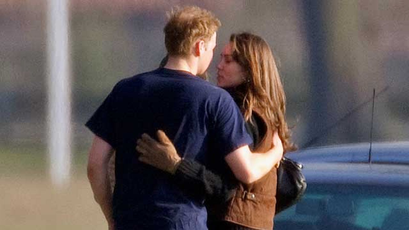 El príncipe Guillermo de Inglaterra rompe con las regias tradiciones británicas y decide irse a vivir a Londres con su novia, Kate Middleton en junio de 2005. La pareja cuenta con el beneplácito del príncipe Carlos y de la reina Isabel II, que se co