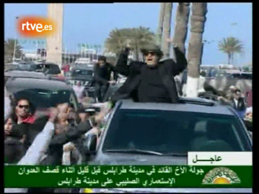 Gadafi reaparece tras un bombardeo 