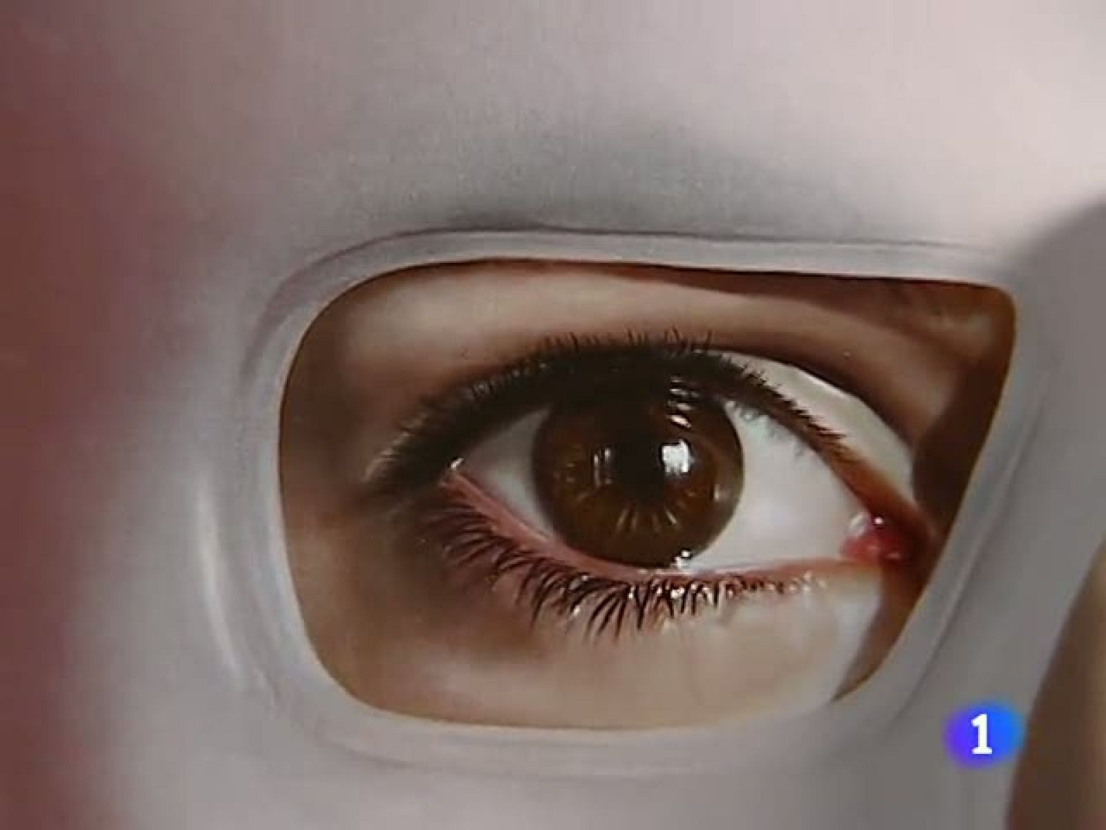 Pedro Almodóvar nos enseña el cartel de 'La piel que habito' | Ver