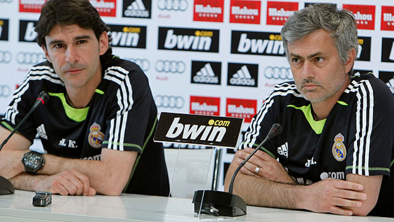 Los periodistas españoles han dejado plantados a Mourinho y Karanka en la rueda de prensa del día previo al clásico de Liga ante el Barcelona. Solo la prensa extranjera ha comparecido ante el segundo entrenador blanco.