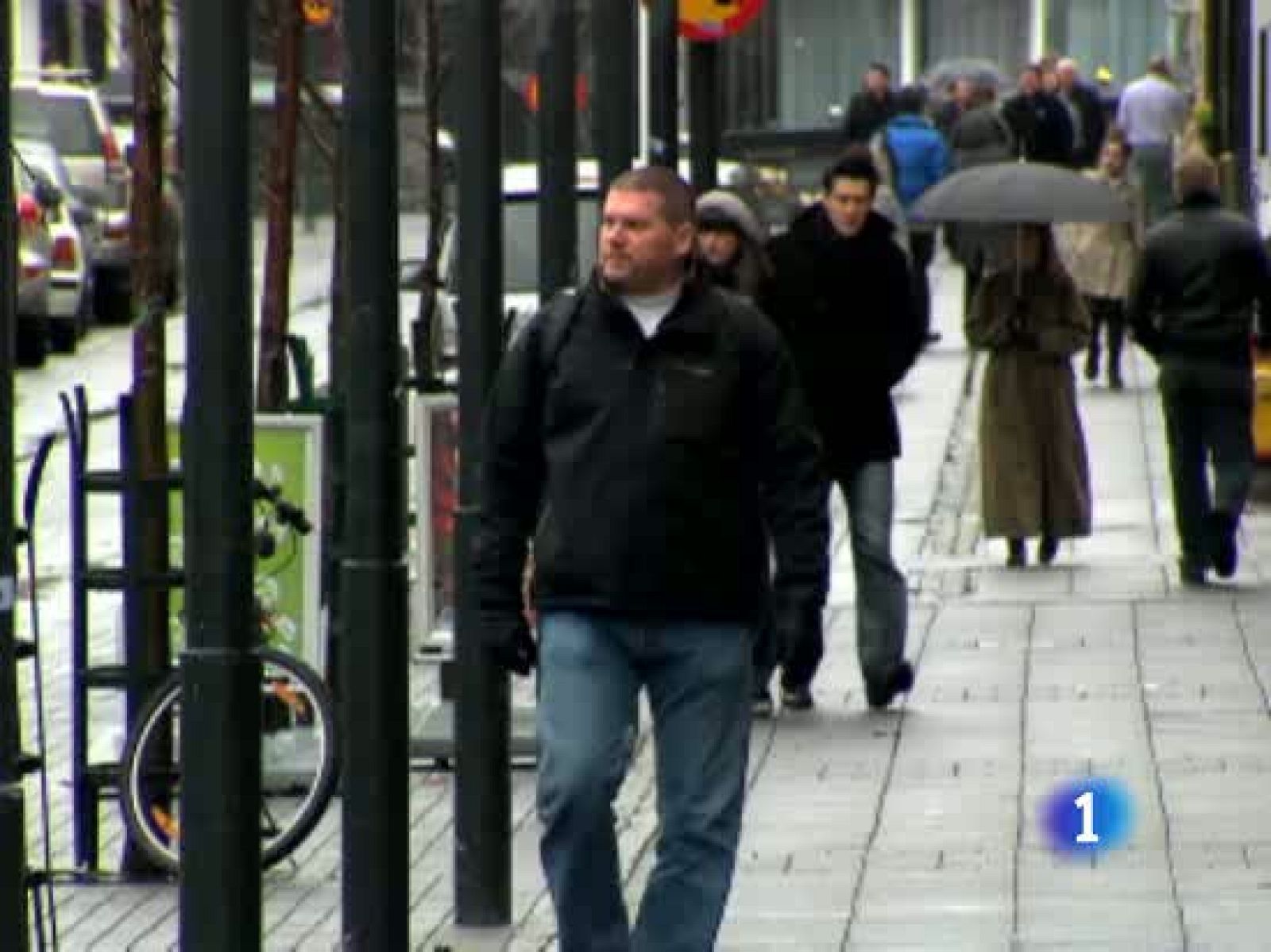  Islandia ha pasado de ser uno de los países con mayor renta per cápita del mundo, a sufrir su mayor crisis financiera. Los islandeses han conocido el paro y recortes en educación o sanidad y el gobierno controla sus capitales, es decir, no pueden sacar del país su dinero libremente. 