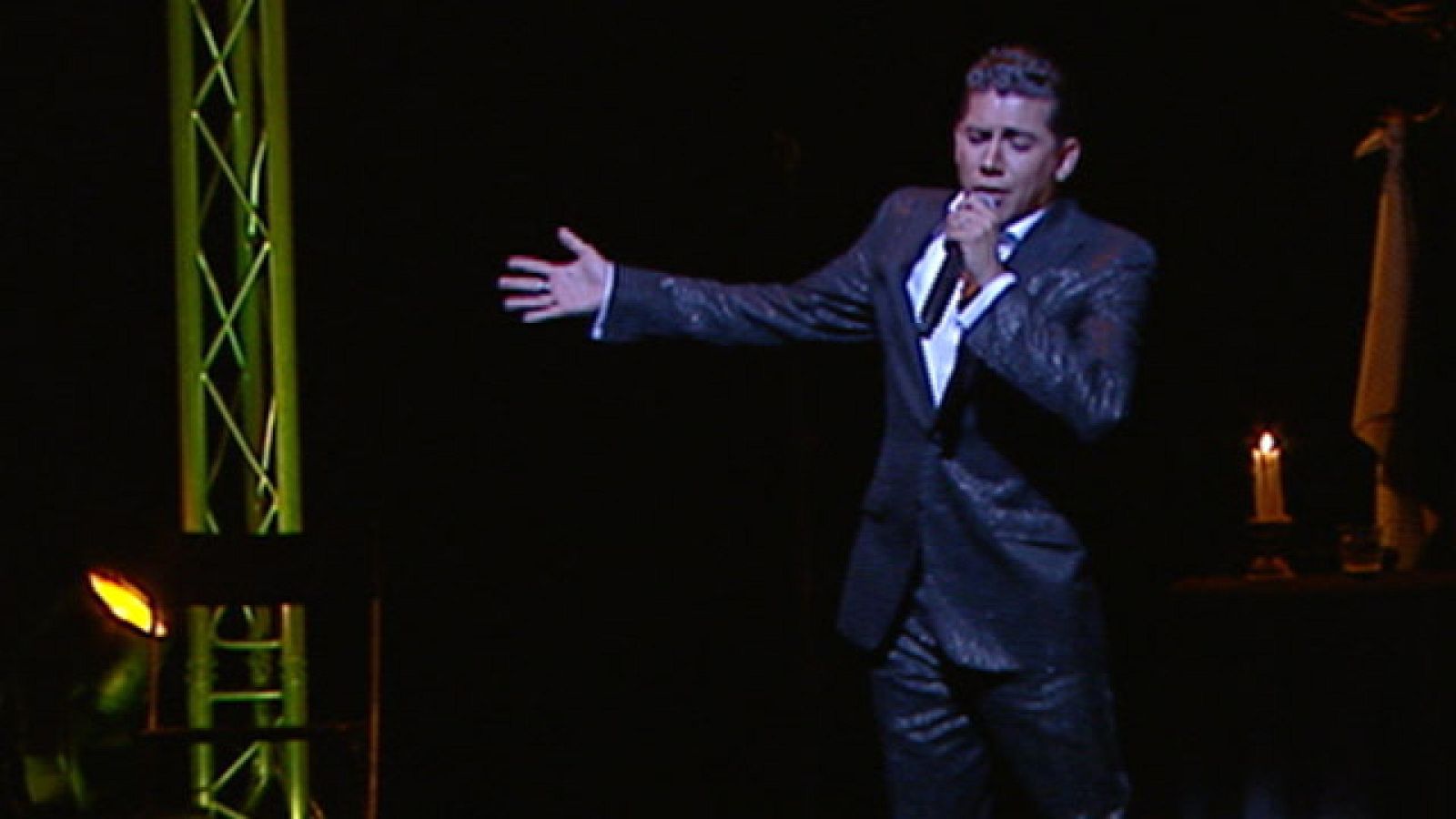 Antonio Cortés, un joven cantante de copla que ya es disco de oro | Ver