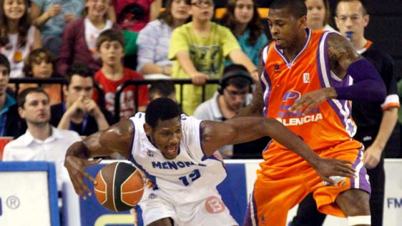 El Power Electronics Valencia tuvo que emplear todas sus armas para doblegar a un luchador Menorca Bàsquet que puso en muchos apuros al equipo de Svetislav Pesic (65-74).