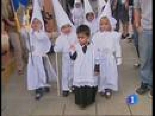 Telediario 1 - Una procesión de niños